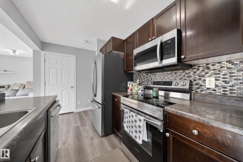 3752 12 Street, Edmonton, AB - Indoor Photo Showing Kitchen With Upgraded Kitchen