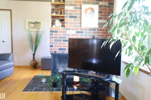 10715 132 Avenue Nw, Edmonton, AB - Indoor