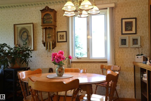 10715 132 Avenue Nw, Edmonton, AB - Indoor Photo Showing Dining Room