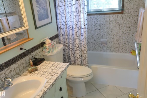 10715 132 Avenue Nw, Edmonton, AB - Indoor Photo Showing Bathroom