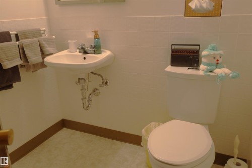 10715 132 Avenue Nw, Edmonton, AB - Indoor Photo Showing Bathroom