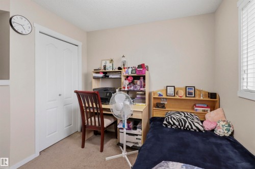 Neutral-toned room featuring a window with white blinds and carpeted flooring - 1528 35 Avenue Nw, Edmonton, AB - Indoor