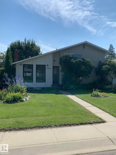 Split-level exterior with a front lawn, sidewalk, and established landscaping - 16321 - 109A Ave Nw, Edmonton, AB - Outdoor