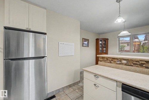 3706 41 Avenue Nw, Edmonton, AB - Indoor Photo Showing Kitchen