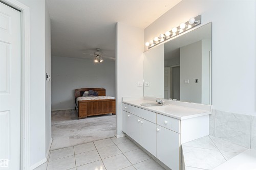 300 Ferris Way Nw, Edmonton, AB - Indoor Photo Showing Bathroom