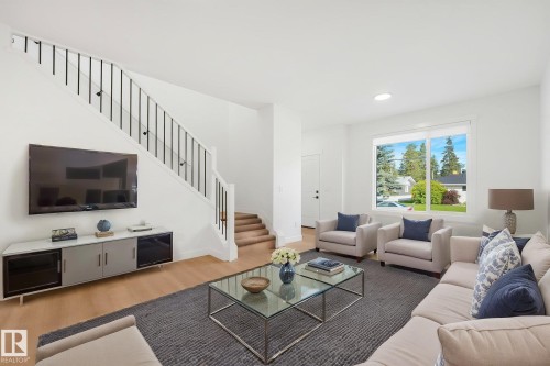 11307 46 Avenue Nw, Edmonton, AB - Indoor Photo Showing Living Room