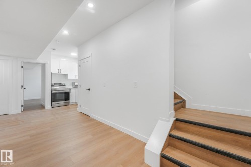 11307 46 Avenue Nw, Edmonton, AB - Indoor