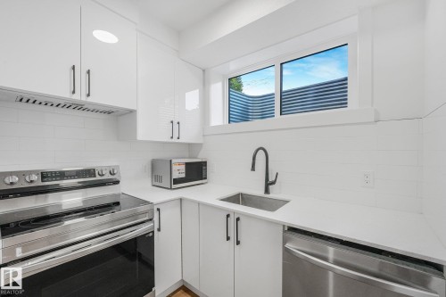 11307 46 Avenue Nw, Edmonton, AB - Indoor Photo Showing Kitchen With Upgraded Kitchen