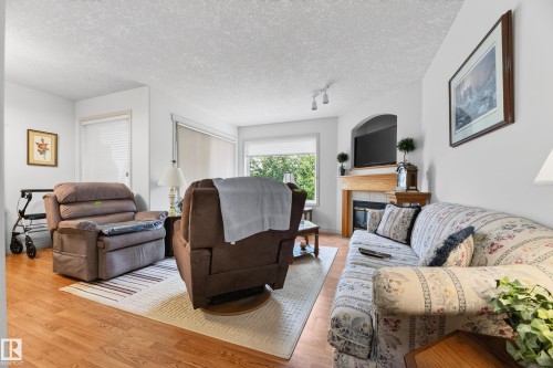 8011 164 Avenue Nw, Edmonton, AB - Indoor Photo Showing Living Room