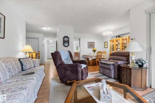 8011 164 Avenue Nw, Edmonton, AB - Indoor Photo Showing Living Room