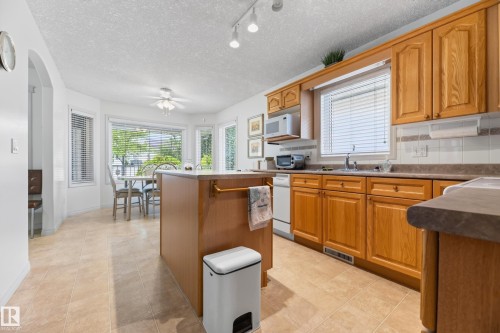 8011 164 Avenue Nw, Edmonton, AB - Indoor Photo Showing Kitchen