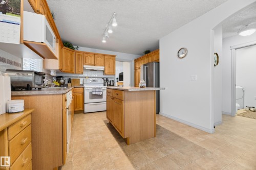 8011 164 Avenue Nw, Edmonton, AB - Indoor Photo Showing Kitchen