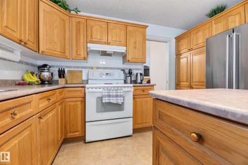 8011 164 Avenue Nw, Edmonton, AB - Indoor Photo Showing Kitchen