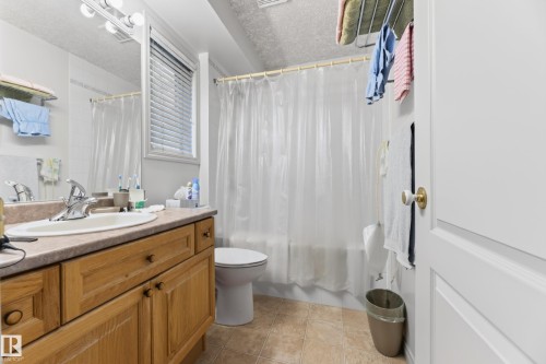 8011 164 Avenue Nw, Edmonton, AB - Indoor Photo Showing Bathroom