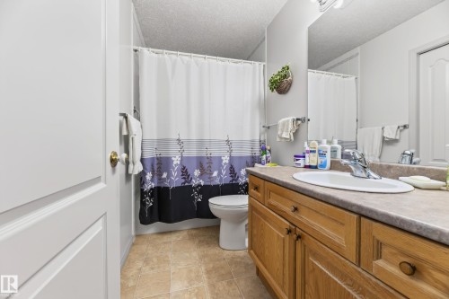 8011 164 Avenue Nw, Edmonton, AB - Indoor Photo Showing Bathroom