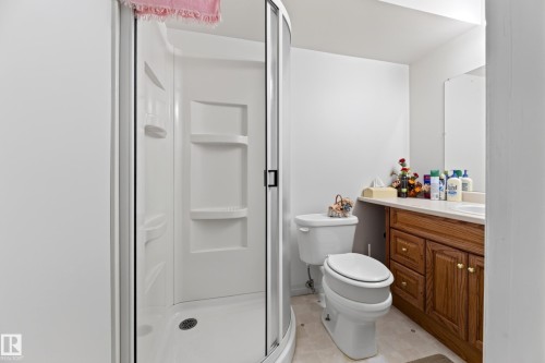 8011 164 Avenue Nw, Edmonton, AB - Indoor Photo Showing Bathroom