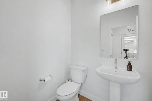 5745 Hawthorn Common Sw, Edmonton, AB - Indoor Photo Showing Bathroom