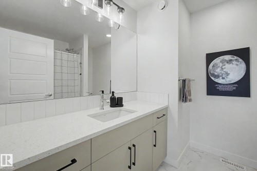 5745 Hawthorn Common Sw, Edmonton, AB - Indoor Photo Showing Bathroom