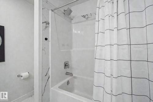 5745 Hawthorn Common Sw, Edmonton, AB - Indoor Photo Showing Bathroom
