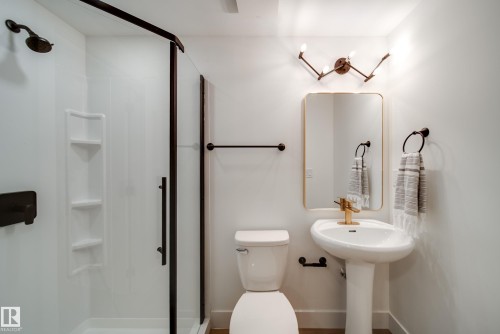 10343 172 Avenue Nw, Edmonton, AB - Indoor Photo Showing Bathroom