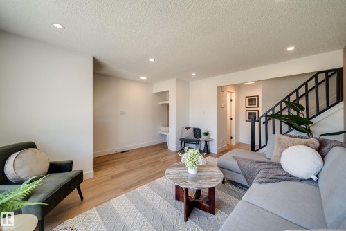 10343 172 Avenue Nw, Edmonton, AB - Indoor Photo Showing Living Room