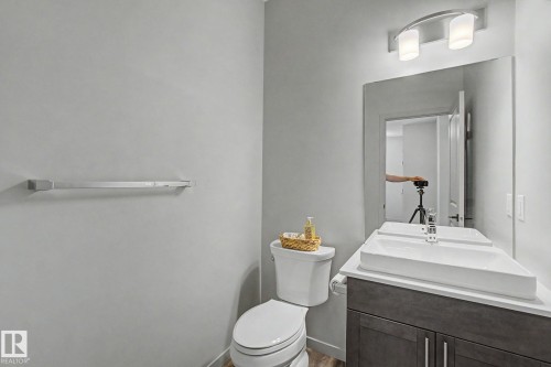 4675 Alwood Way Sw, Edmonton, AB - Indoor Photo Showing Bathroom