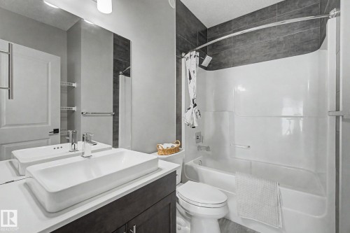 4675 Alwood Way Sw, Edmonton, AB - Indoor Photo Showing Bathroom