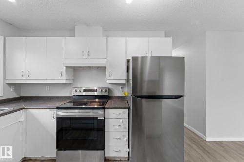 3019 139 Avenue Nw, Edmonton, AB - Indoor Photo Showing Kitchen