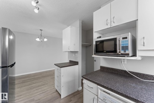 3019 139 Avenue Nw, Edmonton, AB - Indoor Photo Showing Kitchen