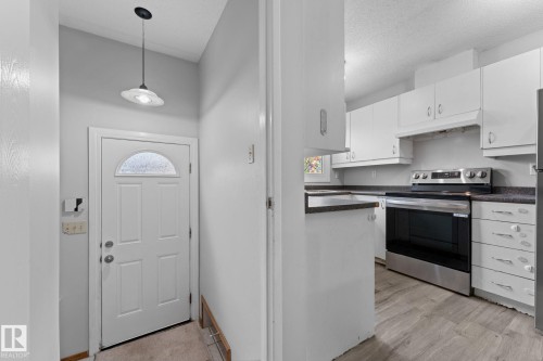 3019 139 Avenue Nw, Edmonton, AB - Indoor Photo Showing Kitchen