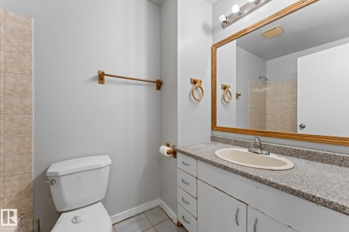3019 139 Avenue Nw, Edmonton, AB - Indoor Photo Showing Bathroom