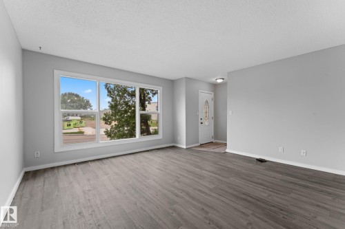 3019 139 Avenue Nw, Edmonton, AB - Indoor Photo Showing Living Room