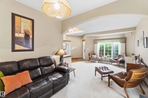1080 Wedgewood Boulevard Nw, Edmonton, AB - Indoor Photo Showing Living Room