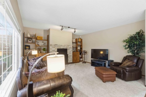 1080 Wedgewood Boulevard Nw, Edmonton, AB - Indoor Photo Showing Living Room