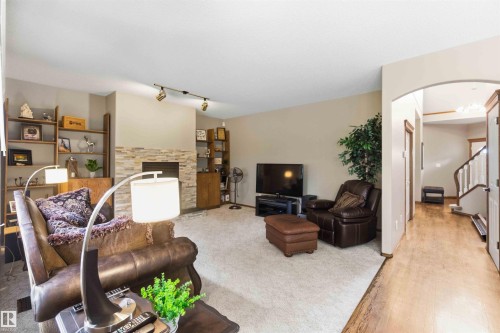 1080 Wedgewood Boulevard Nw, Edmonton, AB - Indoor Photo Showing Living Room