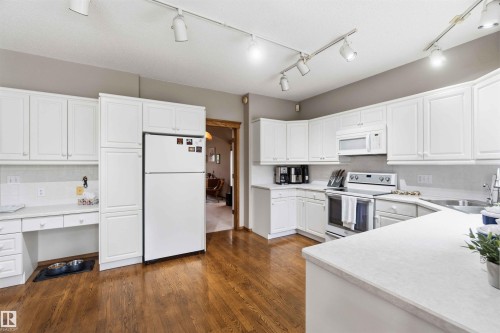 1080 Wedgewood Boulevard Nw, Edmonton, AB - Indoor Photo Showing Kitchen
