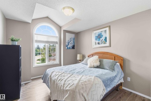 1080 Wedgewood Boulevard Nw, Edmonton, AB - Indoor Photo Showing Bedroom