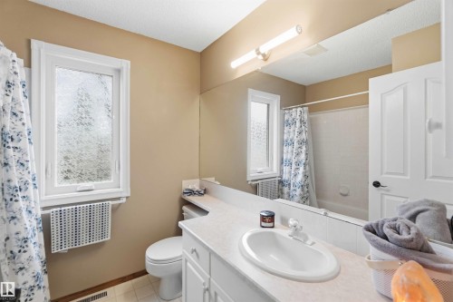 1080 Wedgewood Boulevard Nw, Edmonton, AB - Indoor Photo Showing Bathroom