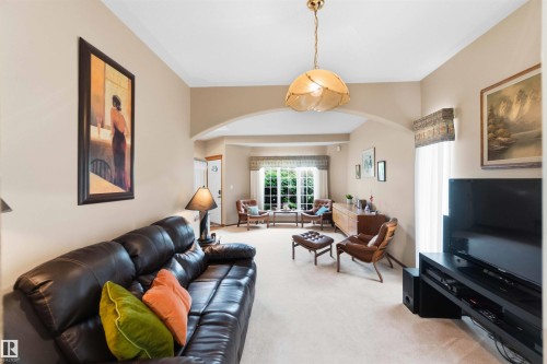 1080 Wedgewood Boulevard Nw, Edmonton, AB - Indoor Photo Showing Living Room