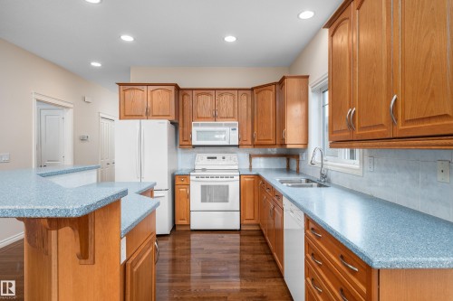 #40 1251 Rutherford Rd Sw, Edmonton, AB - Indoor Photo Showing Kitchen With Double Sink
