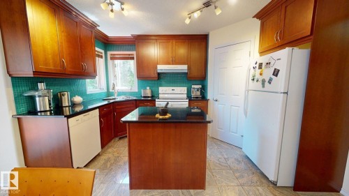 4 Oakland Way, St. Albert, AB - Indoor Photo Showing Kitchen