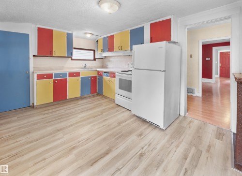 11038 84 Avenue Nw, Edmonton, AB - Indoor Photo Showing Kitchen