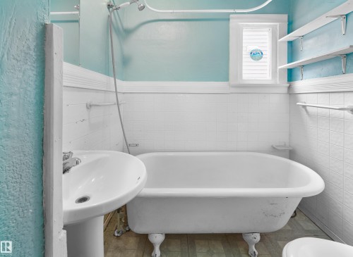 11038 84 Avenue Nw, Edmonton, AB - Indoor Photo Showing Bathroom
