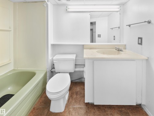 11038 84 Avenue Nw, Edmonton, AB - Indoor Photo Showing Bathroom