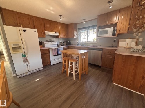 Functional Kitchen Layout - 20 Sunset Boulevard, Spruce Grove, AB - Indoor Photo Showing Kitchen
