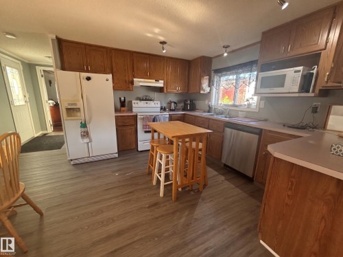 Included are the island table and stools for extra counter/gathering space - 20 Sunset Boulevard, Spruce Grove, AB - Indoor Photo Showing Kitchen