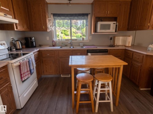 20 Sunset Boulevard, Spruce Grove, AB - Indoor Photo Showing Kitchen With Double Sink