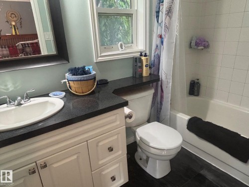Full 4-piece ensuite with upgraded flooring - 20 Sunset Boulevard, Spruce Grove, AB - Indoor Photo Showing Bathroom