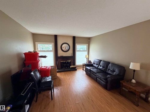 18 Latimer Place, St. Albert, AB - Indoor Photo Showing Living Room