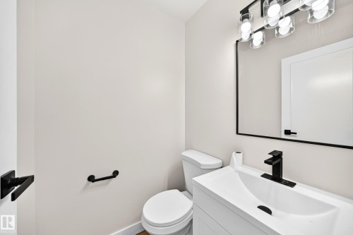 5535 144A Avenue Nw, Edmonton, AB - Indoor Photo Showing Bathroom